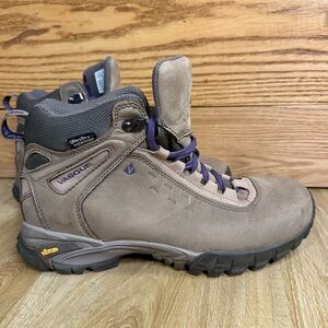 Womans Size 10 Vasque Hiking Boots Water Proof And Vibram Soles Brown Tan